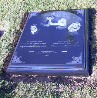 Illustration for article titled Less-Than-Classy Anna Nicole Memorial Unveiled At Grave Site